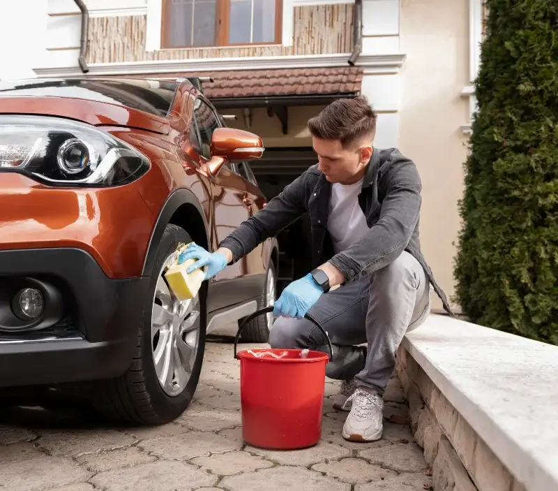 Lavage auto à domicile Velzic : professionnel intervenant sur un véhicule